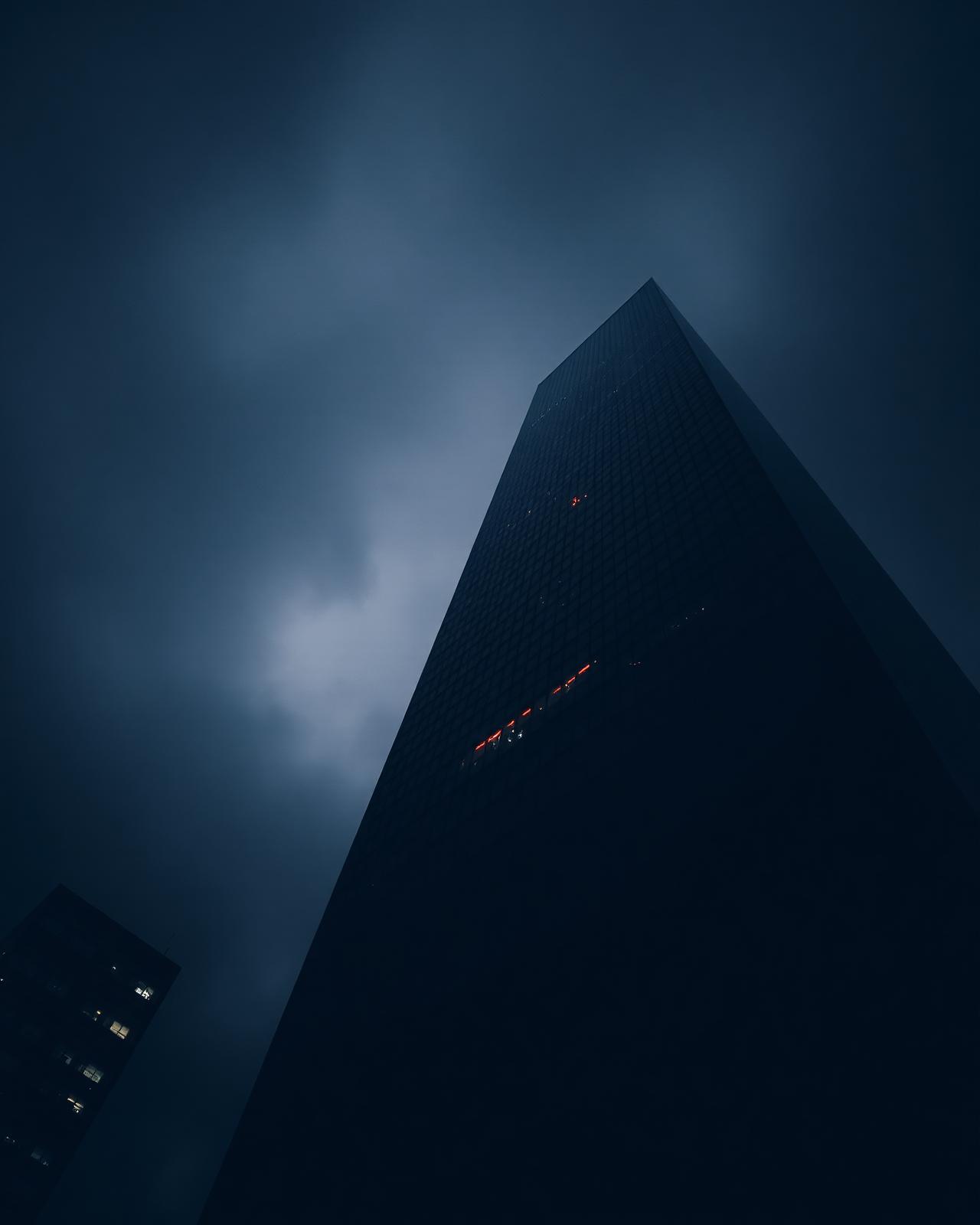 Torre corporativa à noite